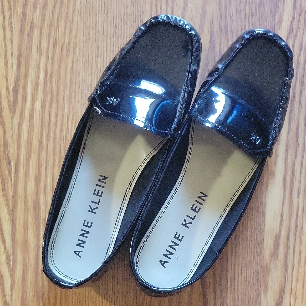 🦜Anne Klein Glossy Black Flats